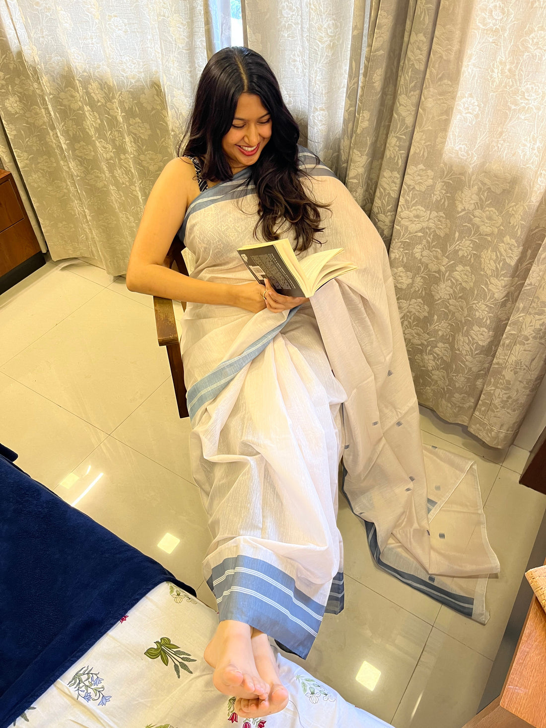 Cotton saree worn without fall stitching