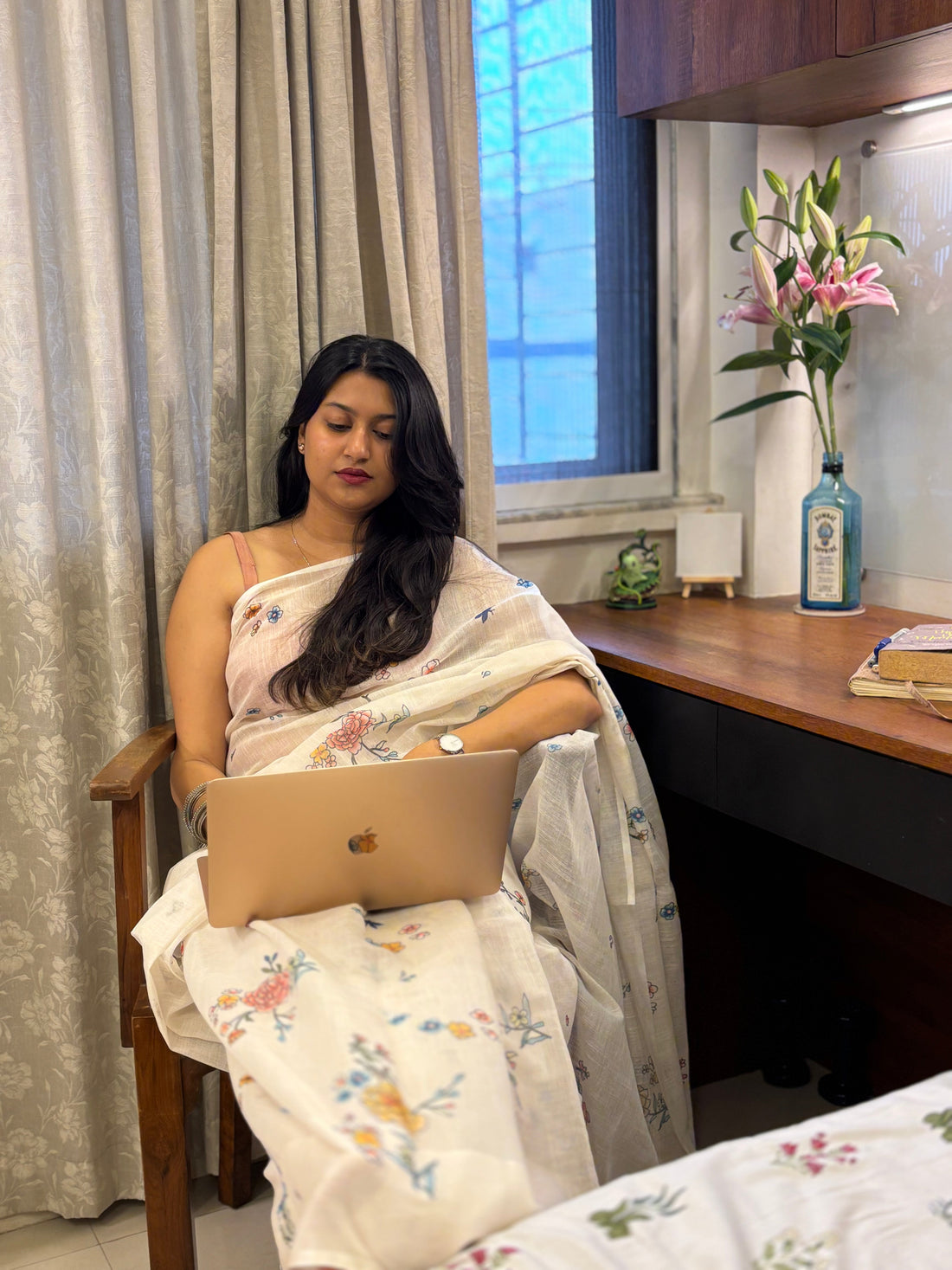 Fixing saree pleats while draping