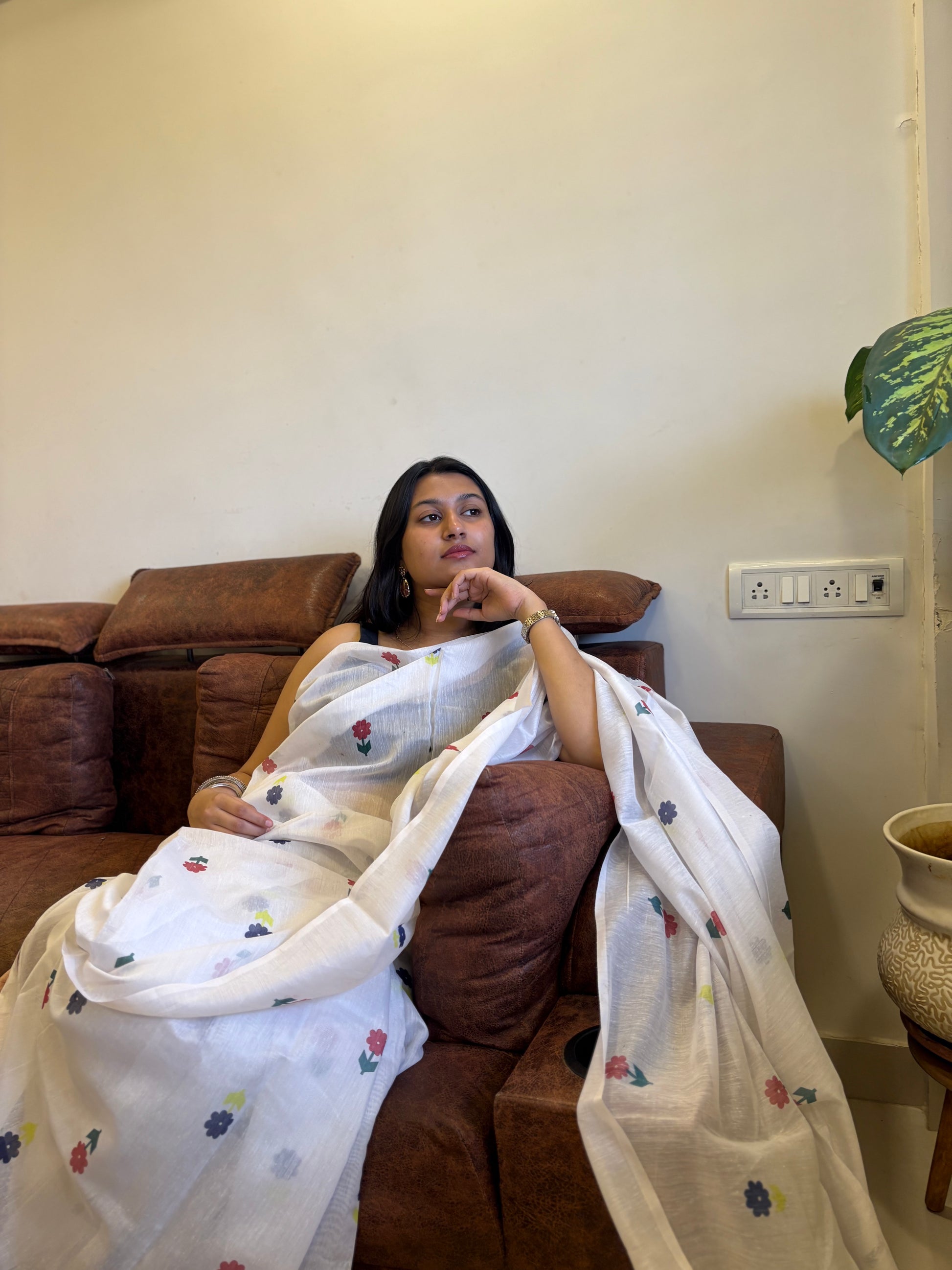 White cotton saree perfect for summer, winter or any of the Indian seasons.