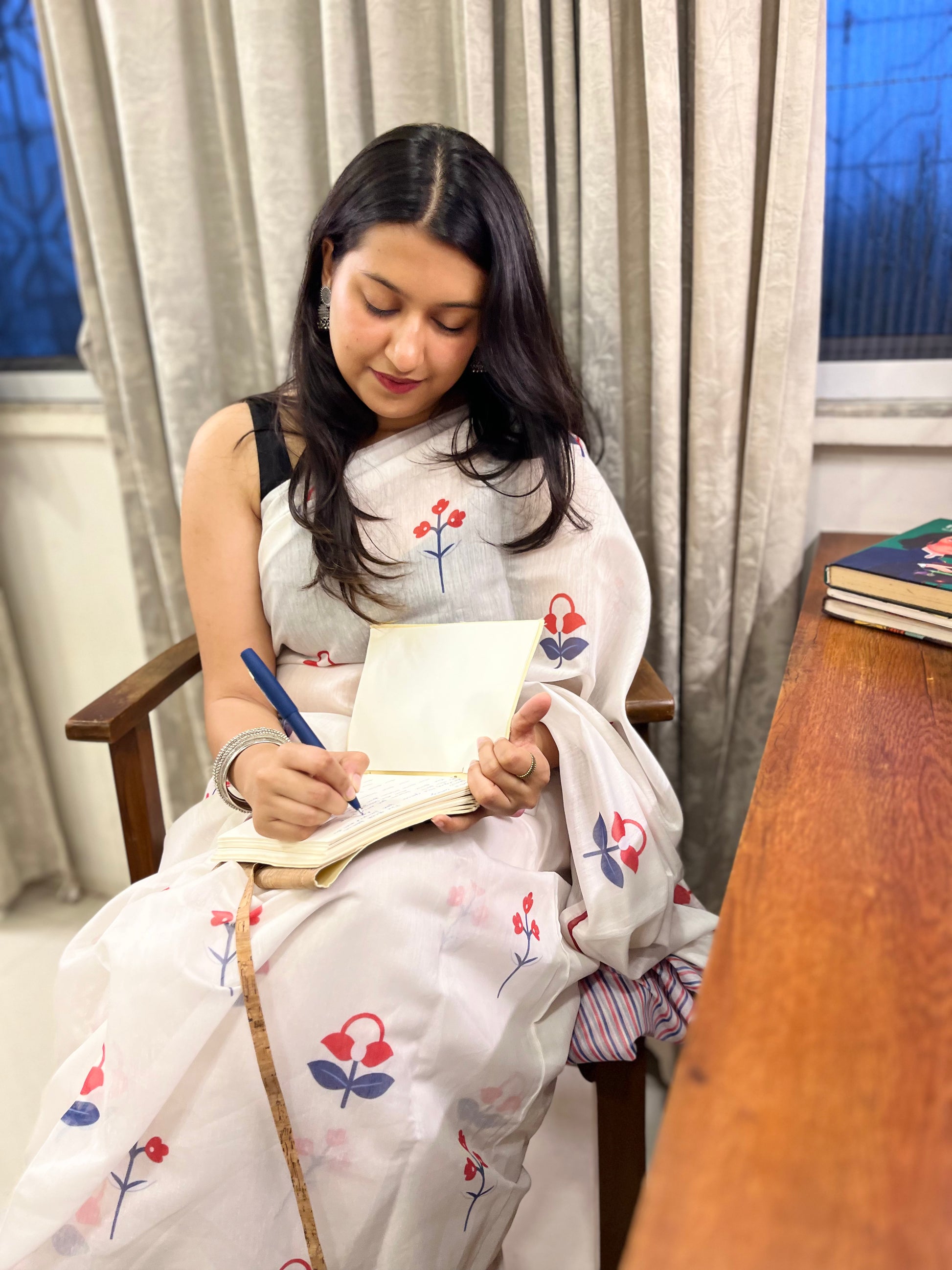 Hans Wala Safed Saree 🦢