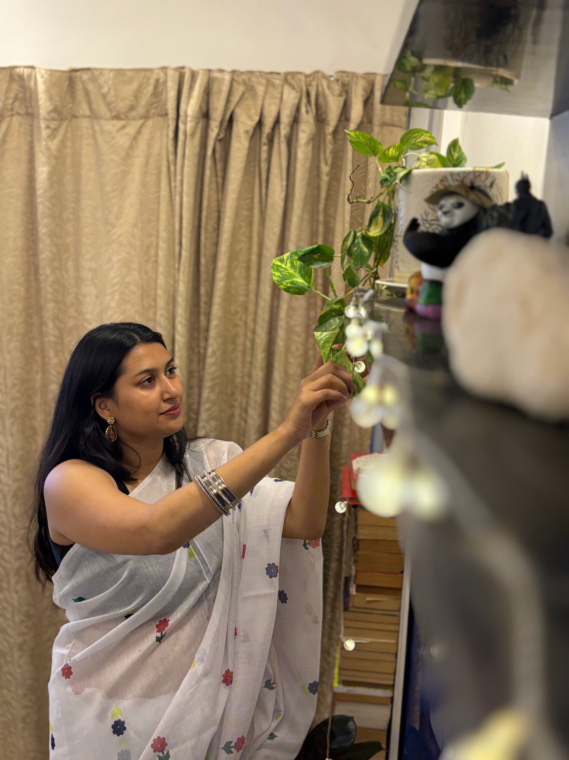 mulmul cotton sarees, cotton sarees, women cotton sarees, cotton sarees for women, white saree, flower print saree, cotton sari