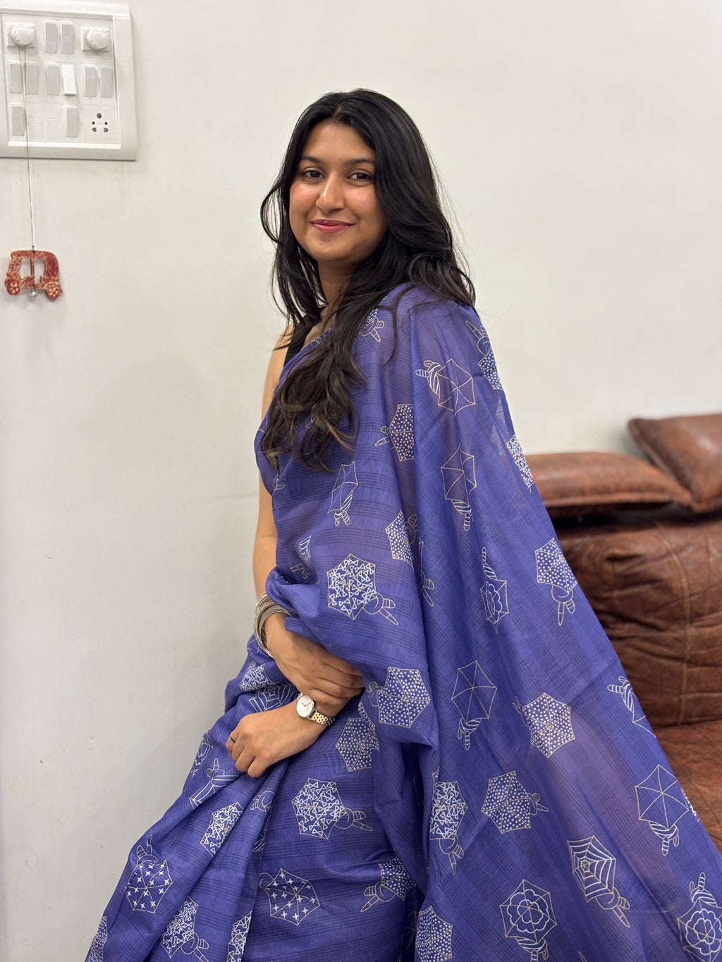 Woman wearing a lilac saree with white patterns. Purple 100% cotton saree. 100% pure cotton saree.